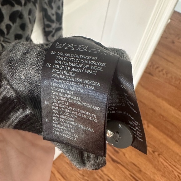 Women’s H&M Gray and Black Animal Print Cardigan - Picture 6 of 7